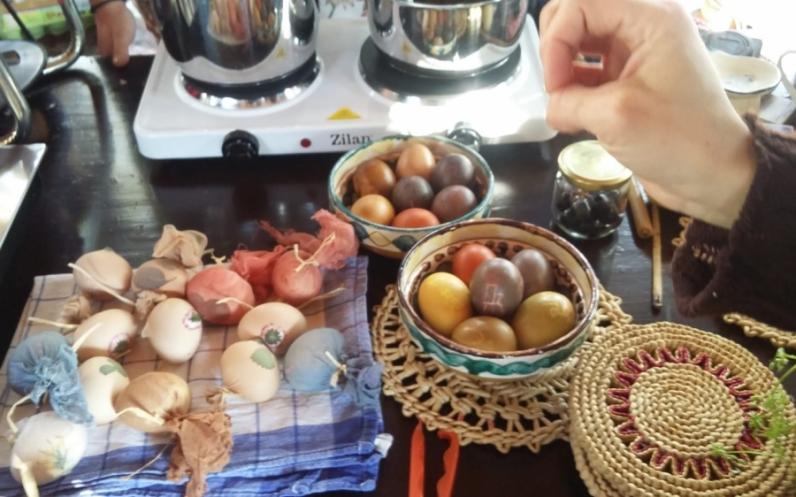 Atelierul de vopsit si decorat oua in culori naturale