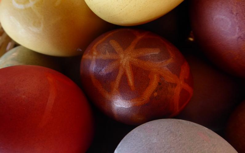 Atelierul de vopsit si decorat oua in culori naturale